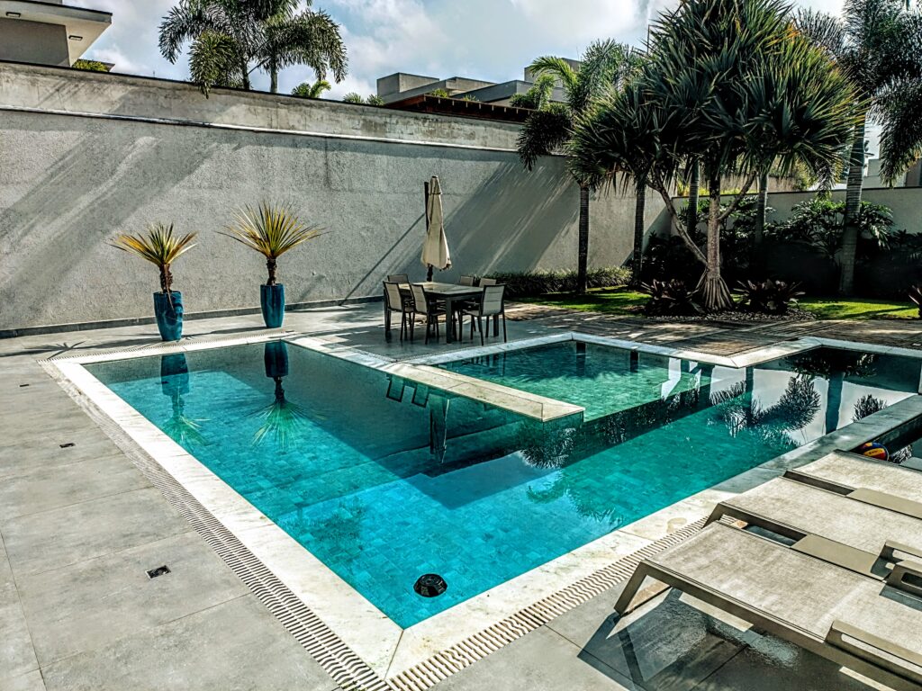 Piscina de alto padrão com água cristalina