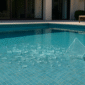 Vidro quebrado dentro de piscina residencial
