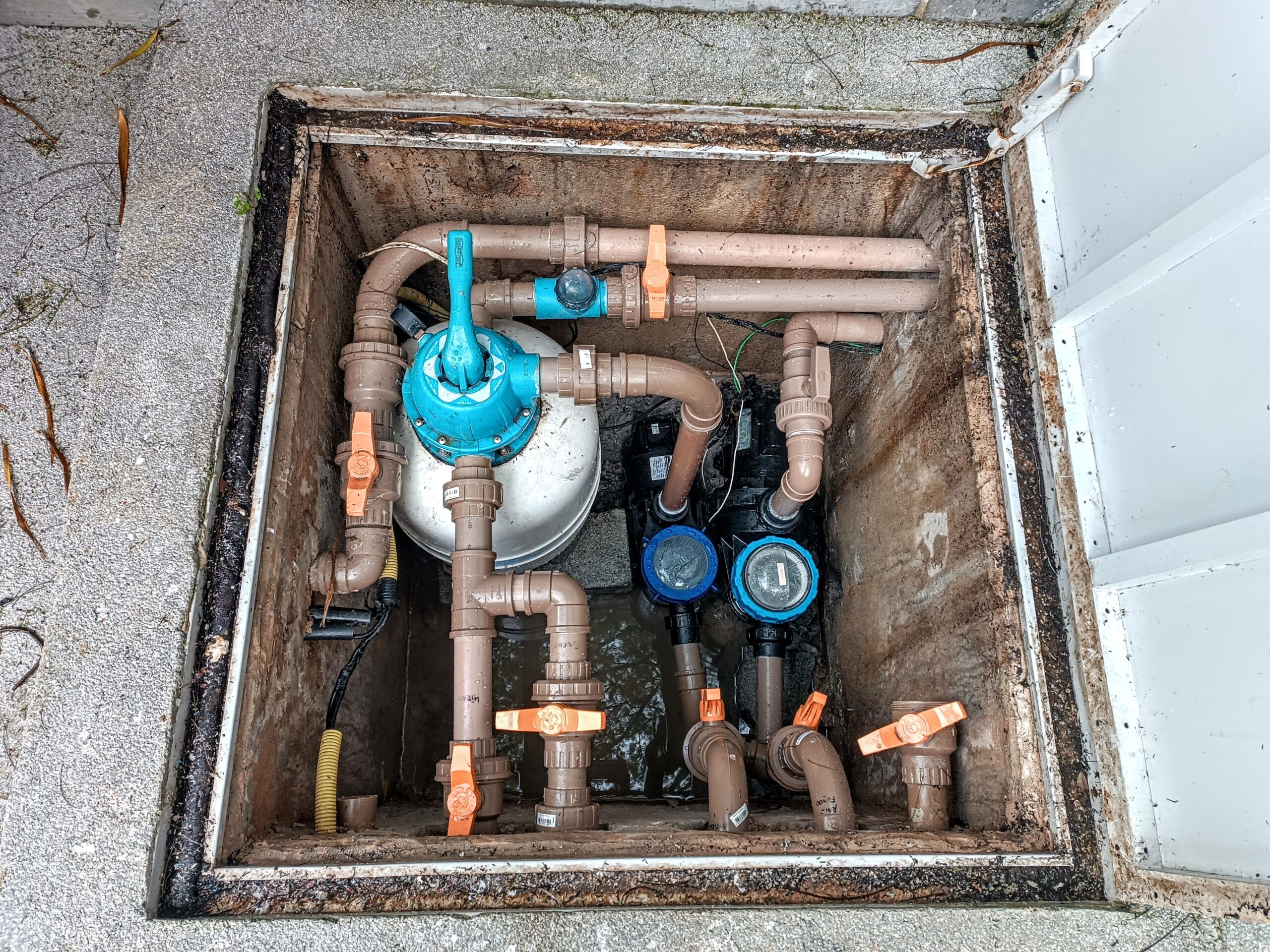 Readequa&ccedil;&atilde;o de instala&ccedil;&atilde;o hidr&aacute;ulica para piscinas em casa de m&aacute;quinas. Corre&ccedil;&atilde;o de falha hidr&aacute;ulica que causava hidromassagem fraca, restaurando a press&atilde;o e o funcionamento adequado do sistema.
