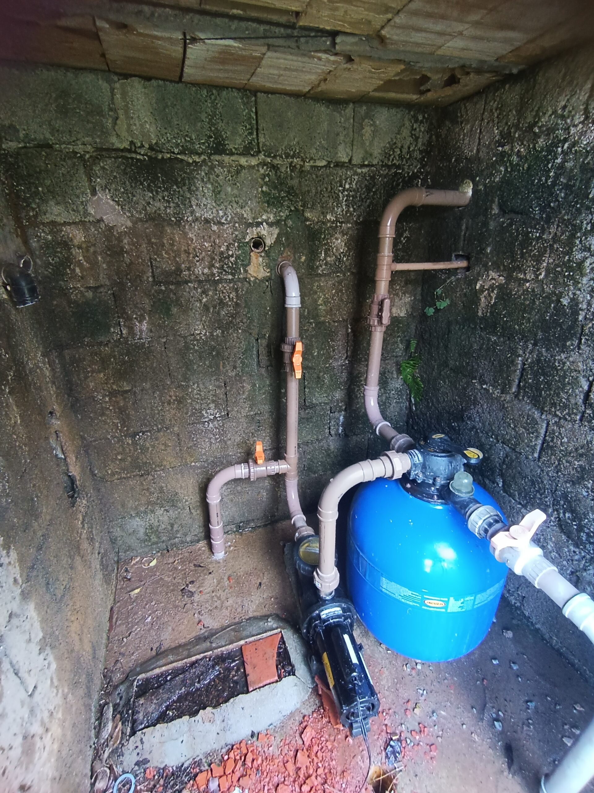 Readequa&ccedil;&atilde;o hidr&aacute;ulica de casa de m&aacute;quinas de piscina realizada pela Severino Piscinas. Sistema reorganizado com novas tubula&ccedil;&otilde;es, registros, bomba e filtro para melhorar a circula&ccedil;&atilde;o da &aacute;gua, aumentar a efici&ecirc;ncia dos equipamentos e facilitar futuras manuten&ccedil;&otilde;es.